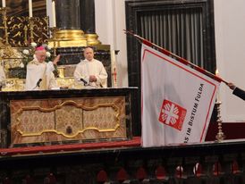 Segnung der Caritas-Fahne beim Dom-Gottesdienst